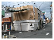 近鉄弥刀駅下車、串かつ屋を左に見ながらまっすぐに歩いてください。