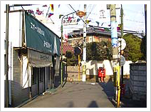 左手にスポーツ店、正面にポストが見えましたら右折後