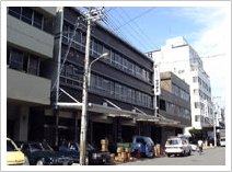 真っ直ぐに歩き一番目の十字路を右折しましたら(株)クマモトです。
